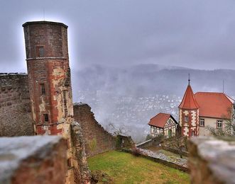 Blick auf das Kommandantenhaus der Burgfeste Dilsberg von der Schildmauer aus