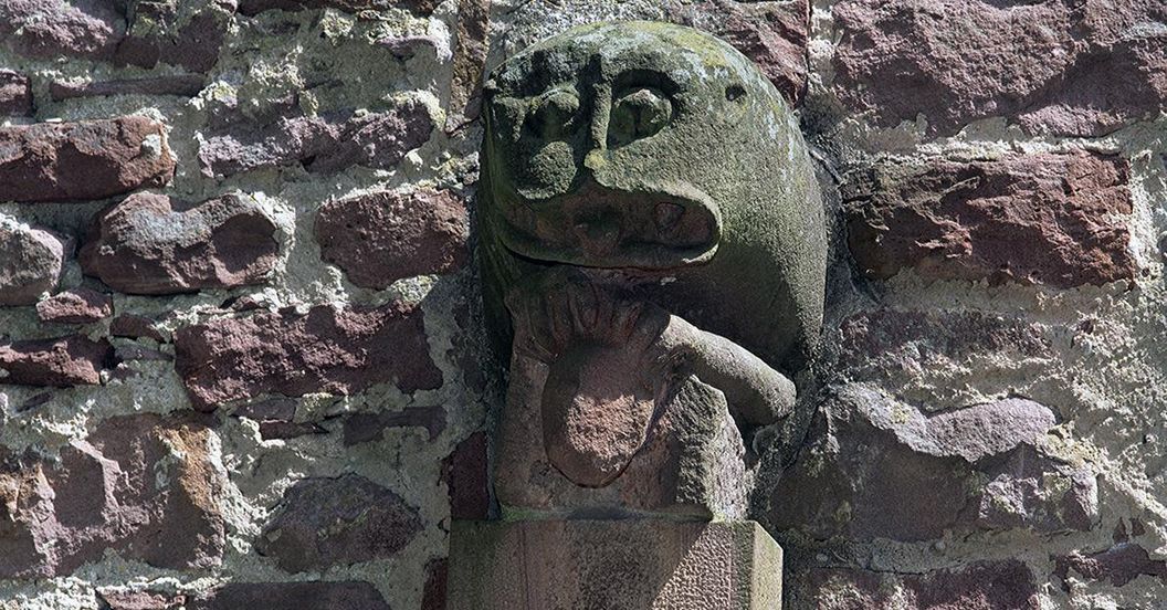 Skulptur eines Löwen- oder Drachenkopfs am Treppenturm der Burgfeste Dilsberg