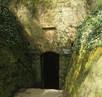 Eingang zum Brunnenstollen der Burgfeste Dilsberg