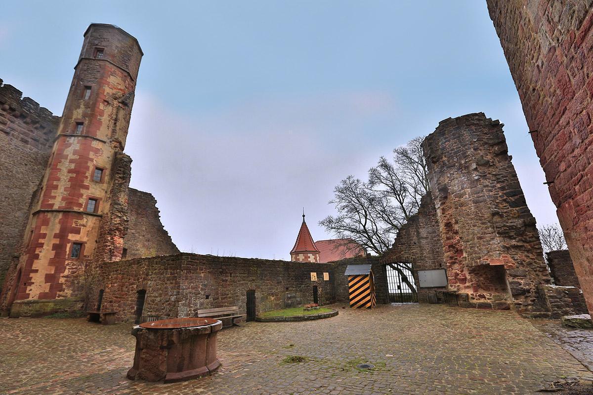 Hof der Hauptburg der Burgfeste Dilsberg