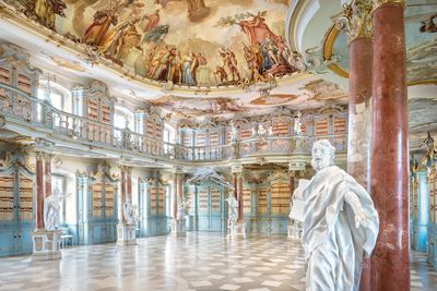 Figurengruppe in der Bibliothek von Kloster Schussenried