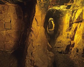 Blick durch den Brunnenstollen der Burgfeste Dilsberg