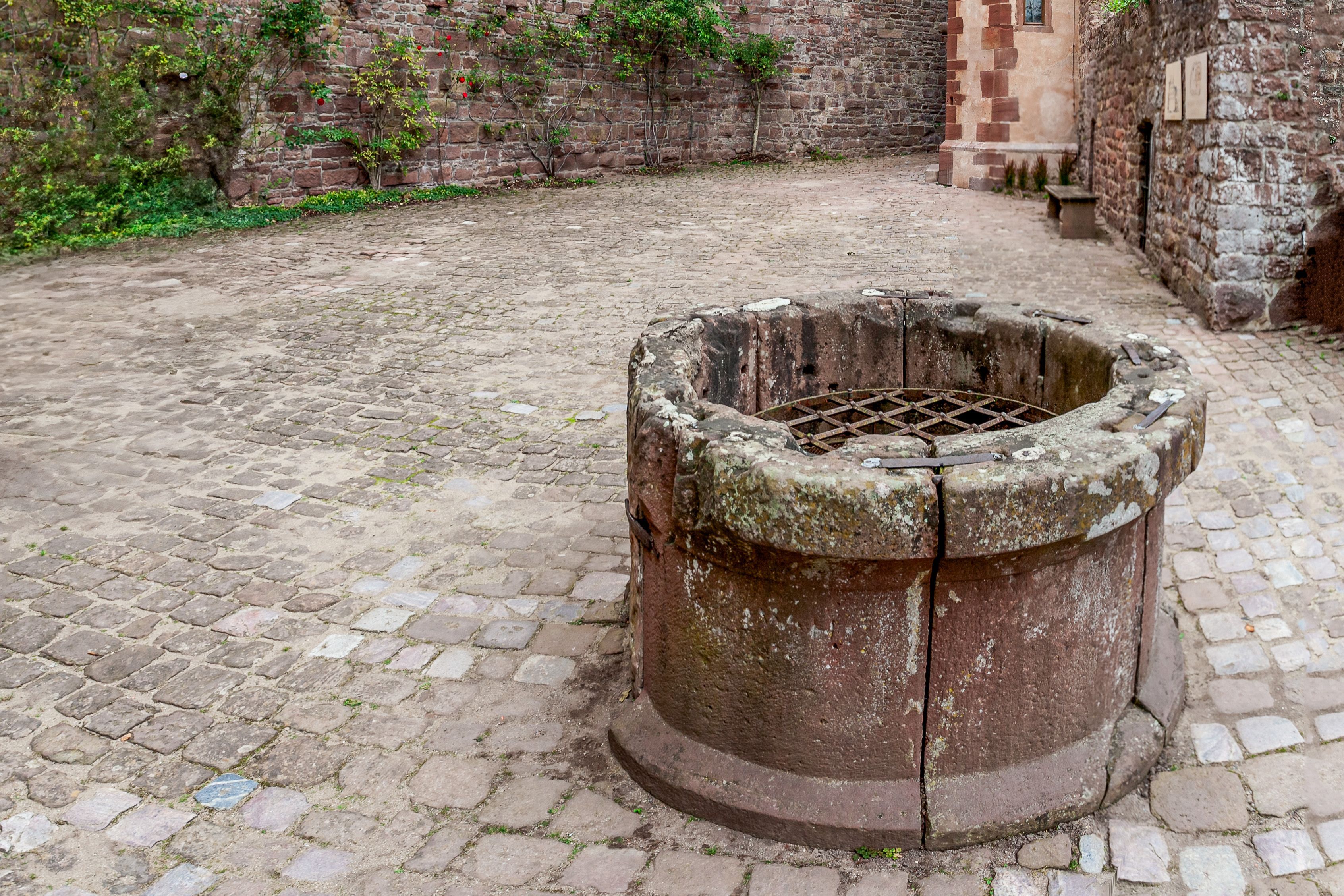 Brunnen vor Burgmauern