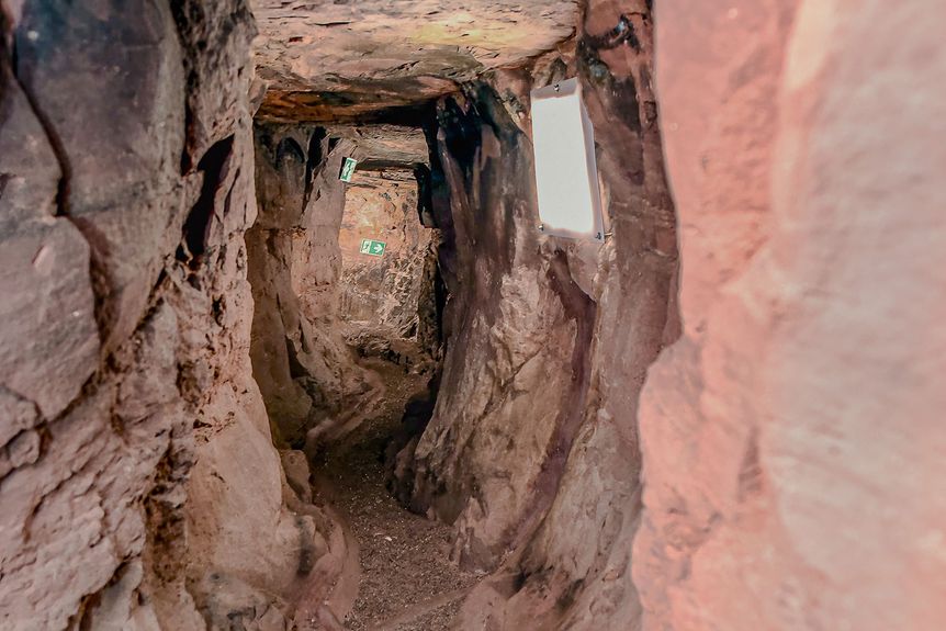 Blick durch den Brunnenstollen der Burgfeste Dilsberg