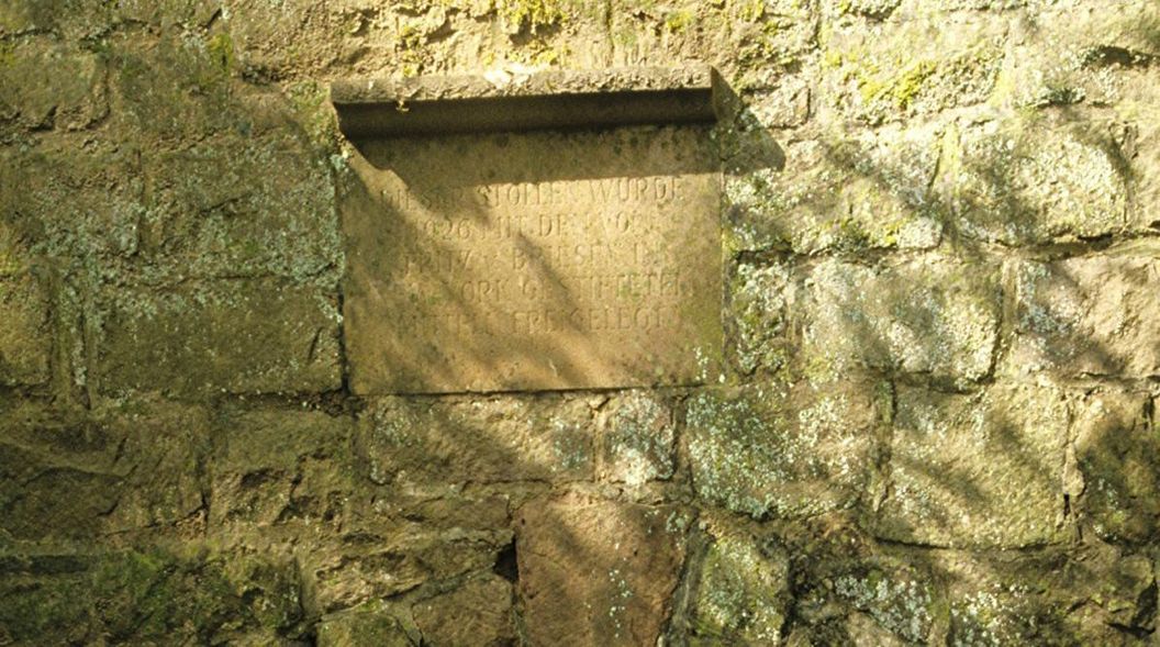 Gedenktafel am Eingang zum Brunnenstollen der Burgfeste Dilsberg