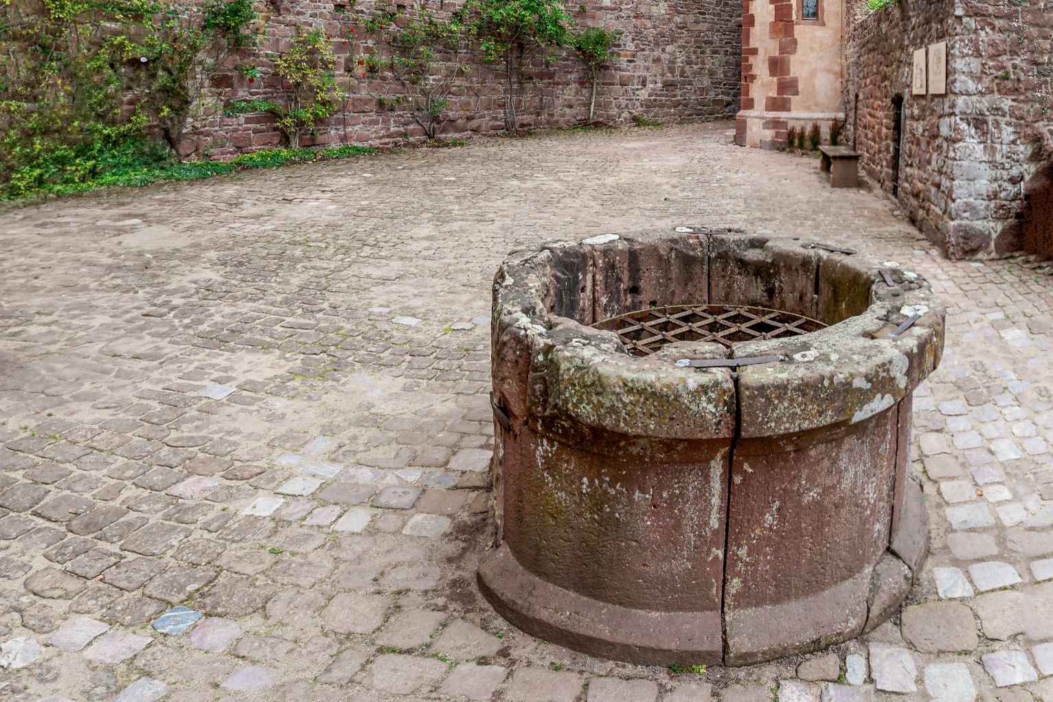Brunnen vor Burgmauern