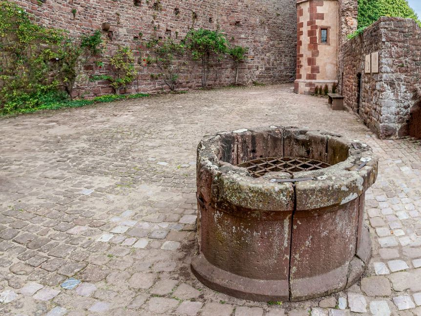 Sicht auf den Brunnen, im Hintergrund die Burgmauern