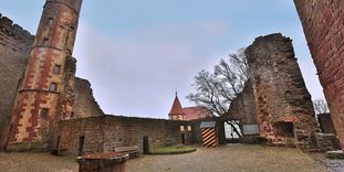 Hof der Hauptburg der Burgfeste Dilsberg