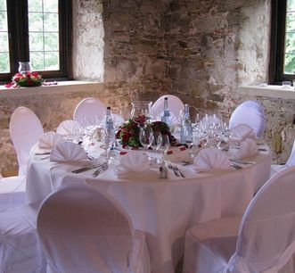 Festlich gedeckter Tisch in der Burg